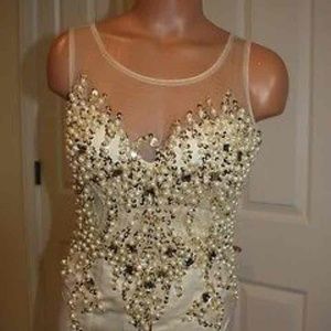 This gown is gorgeous with mesh inlay Size 4 NEW